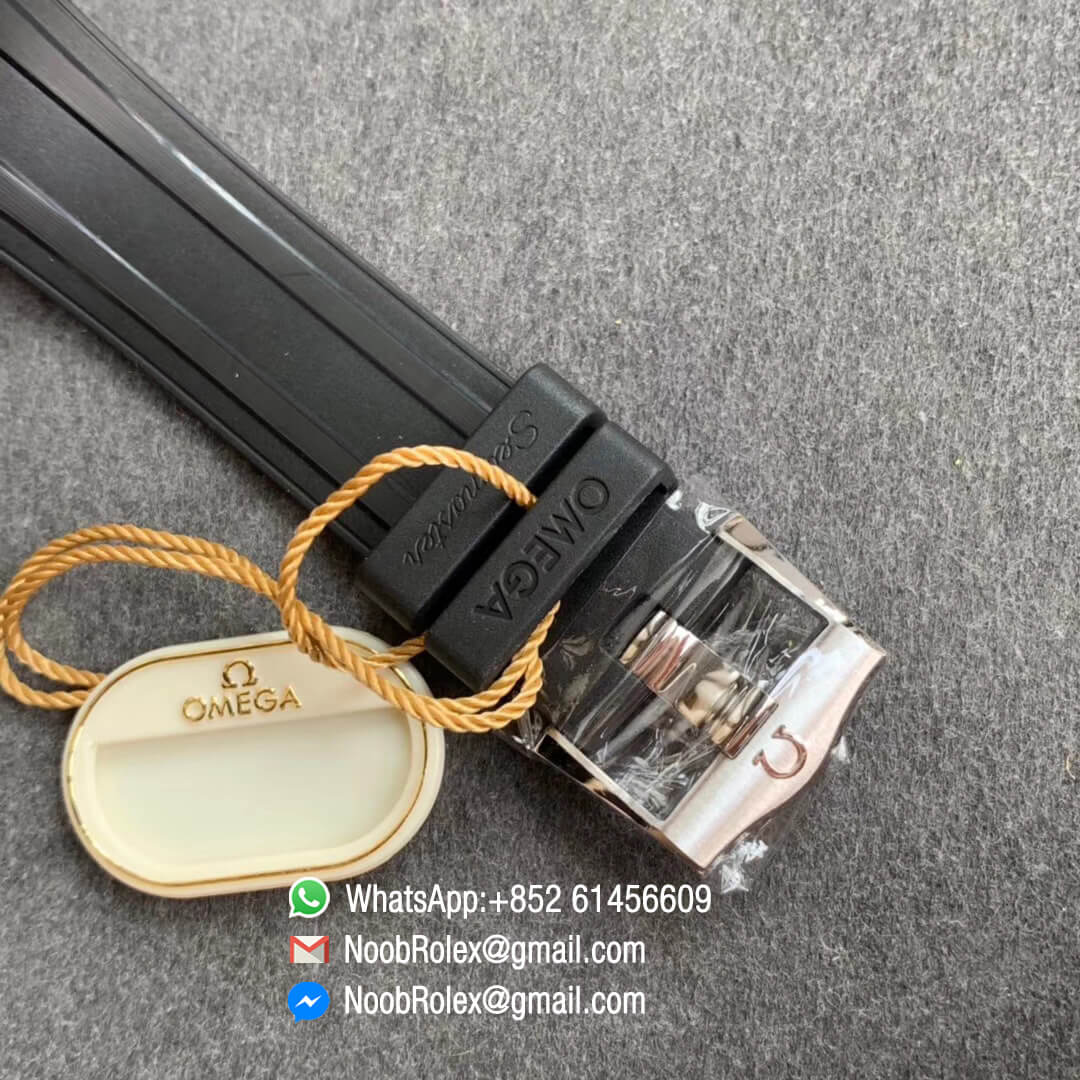 VS Factory Swiss Watch Replica Seamaster Diver 300M CO AXIAL Steel and Yello Gold Plated Bezel Black Dial on Black Rubber Strap A8800 Noob Watch Time 06