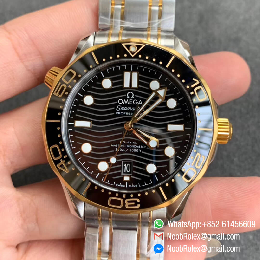 VS Factory Swiss Watch Replica Seamaster Diver 300M CO AXIAL Yello Gold Plated Bezel Black Dial on Steel Yellow Gold Plated Bracelet A8800 Noob Watch Time 01
