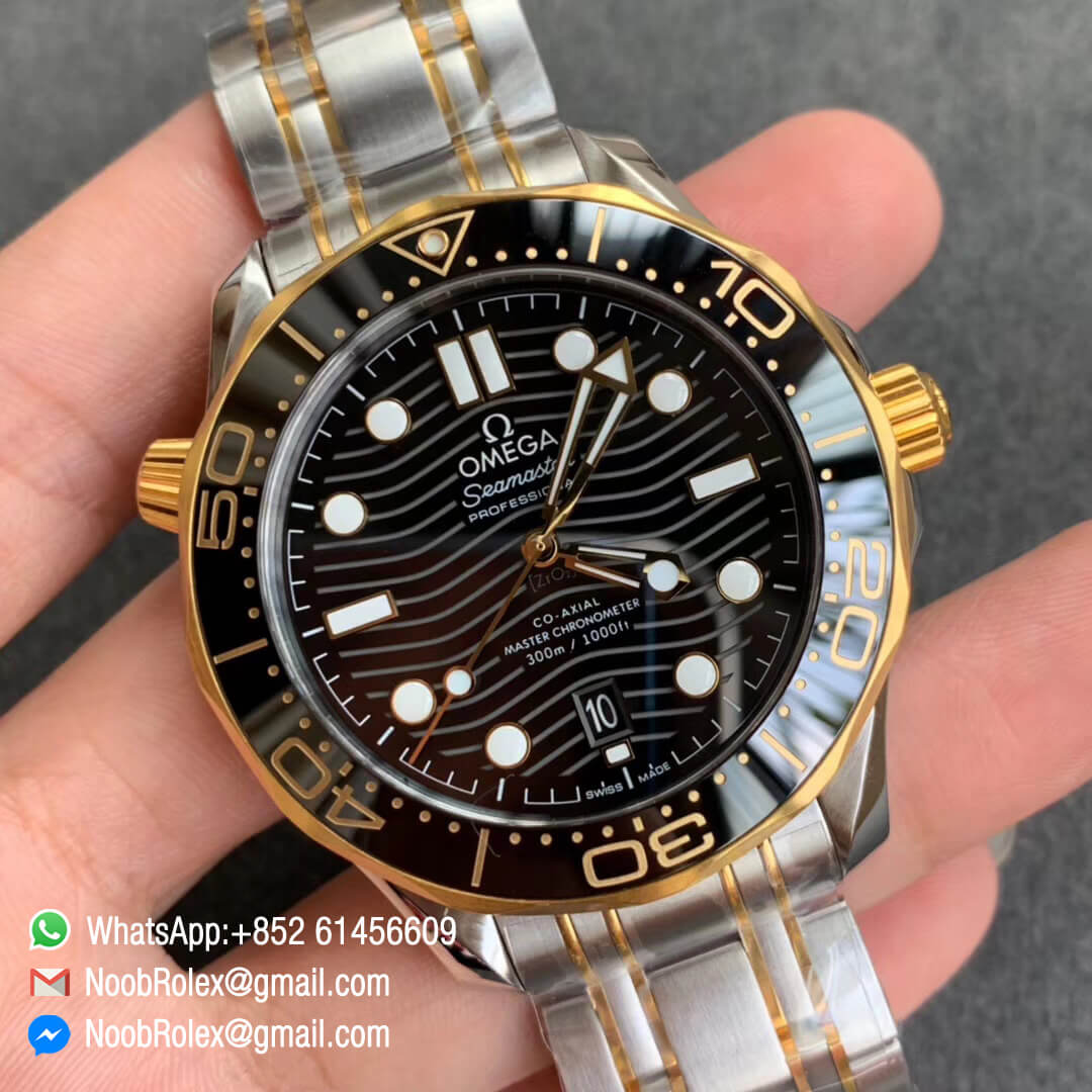 VS Factory Swiss Watch Replica Seamaster Diver 300M CO AXIAL Yello Gold Plated Bezel Black Dial on Steel Yellow Gold Plated Bracelet A8800 Noob Watch Time 02