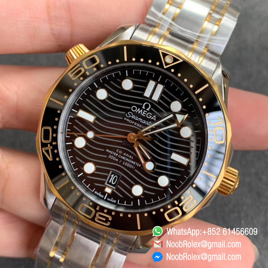 VS Factory Swiss Watch Replica Seamaster Diver 300M CO AXIAL Yello Gold Plated Bezel Black Dial on Steel Yellow Gold Plated Bracelet A8800 Noob Watch Time 03
