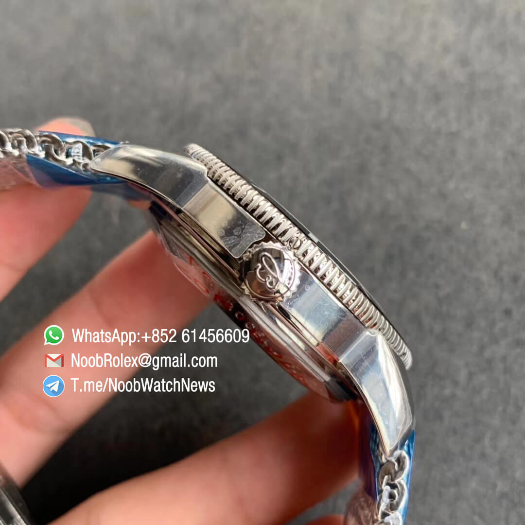 GF V2 Replica Breitling SuperOcean Heritage II Steel Case Black Dial Black Bezel on Steel Mesh Bracelet A2824 04