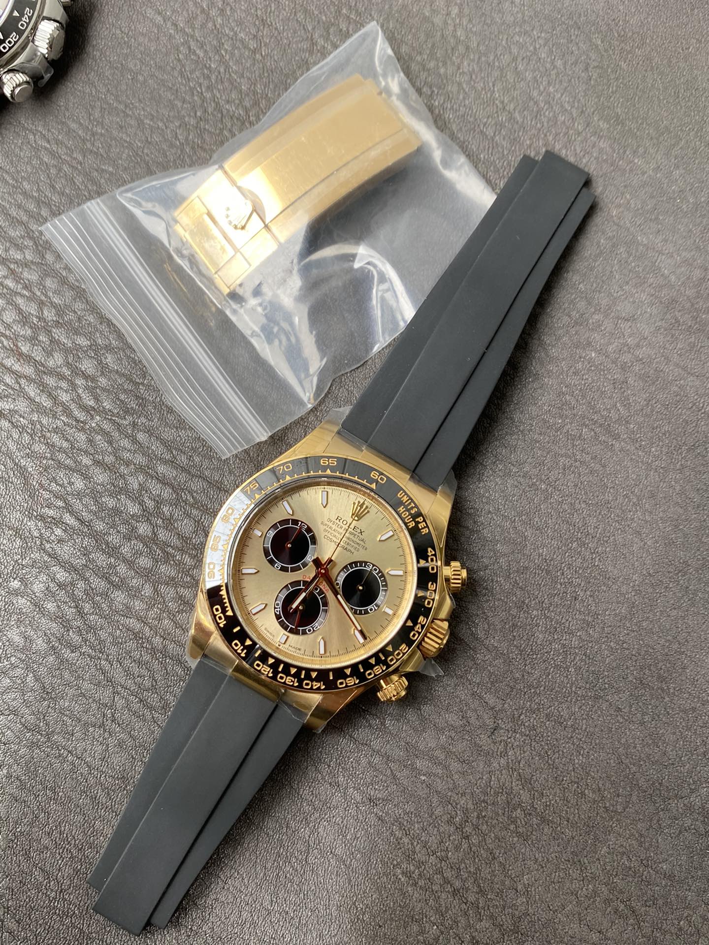 Clean Factory Watch Rolex Daytoan 126518 Yellow Gold Dial Black Ceramic Bezel Oysterflex Strap SH4131 Movement 008 Clean Factory Watch Rolex Daytoan 126518 Yellow Gold Dial Black Ceramic Bezel Oysterflex Strap SH4131 Movement 008